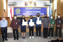 Rektor Unud Serahkan Sertifikat Penghargaan kepada Mahasiswa Program IISMA UNUD