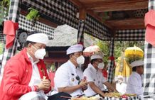 Doakan Kerahayuan Jagat, Bupati Tabanan Sembahyang di Pura Luhur Tamba Waras Tamba Waras