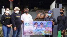 Realisasikan Janji Kampanye, Tamba-Ipat Bagikan Babi ke Desa Adat Babi