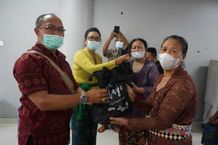 WHDI Kota Denpasar Serahkan Bantuan Alat Prokes untuk Pedagang Canang di Pasar Badung Dagang Canang