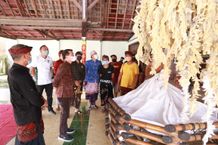Bupati Suwirta Sambangi Yowana yang Membuat Ogoh-ogoh Ogoh-ogoh
