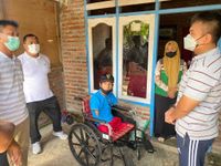Bantu Remaja Penyandang Disabilitas, Wabup Ipat Serahkan Kursi Roda dan Sembako Penyandang Disabilitas