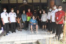 Kunjungi Kediaman Lansia dan Disabilitas, Ketua K3S Serahkan Kursi Roda Kursi Roda untuk Lansia