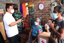 Wakil Bupati Buleleng Serahkan Bantuan Kepada Keluarga Terdampak Longsor di Desa Bebetin Longsor