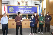 Rektor Serahkan Sertifikat Penghargaan kepada 19 Mahasiswa yang Mengikuti Program IISMA dan ICT Mahasiswa Unud