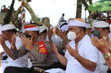 Bupati Tamba dan Wabup Ipat Berbagi Tugas Pantau Pelaksanaan Pemelastian Melasti