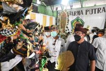 Wawali Arya Wibawa Serahkan Piala Bergilir Lomba Ogoh-ogoh Mini Banjar Beraban Ogoh-ogoh