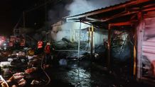 Kebakaran Hebat Terjadi di Pasar Surabrata, Sepuluh Ruko Hangus Terbakar Kebakaran di Tabanan