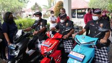 Keren! Pecalang di Denpasar Dipinjamkan Motor Listrik Untuk Patroli Nyepi #KemBalibecik Pecalang