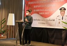 Tutup Bimtek Peningkatan Kapasitas Perbekel, Bupati Suwirta Ingatkan Perbekel Menjadi Pemimpin yang Tegas dan Penuh Inovasi Perbekel