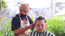 Modal Otodidak, Demi Bertahan Hidup Mantan PMI Buka Cukur Rambut Panggilan di Denpasar Cukur Rambut Panggilan di Denpasar