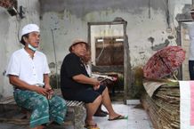 Bupati Tamba Bantu Warga Korban Puting Beliung di Samblong Puting Beliung