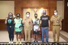 Jelang Kejuaraan Renang di Yogyakarta, Sekda Adi Arnawa Terima Siswa-siswi SMPN 1 Mengwi Renang