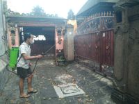 Cegah Penularan Covid-19, Desa Dauh Puri Kaja Lakukan Penyemprotan Disinfektan Covid-19