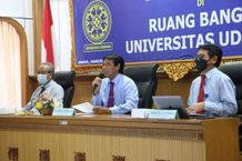 Rektor Unud Serahkan Sertifikat AUN-QA kepada Empat Program Studi Unud