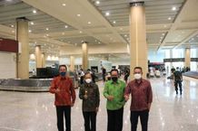 Gubernur Koster Tinjau Kedatangan Singapore Airlines di Bandara Internasional I Gusti Ngurah Rai Singapore Airlines
