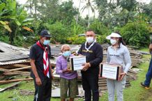 Bupati Tamba Pantau Spraying Serentak hingga Bantu Korban Rumah Roboh di Berawantangi Rumah Roboh