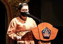 Putri Koster: Mari Kita Lestarikan Kain Tenun Endek Bali Tidak Hanya Dalam Kata Tapi Tindakan Nyata Kain Tenun