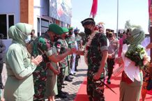 Resmi Jabat Pangdam IX/Udayana, Mayjen TNI Sonny Aprianto Disambut Tradisi Tepung Tawar TNI