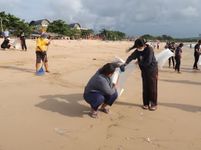 Himapar Unud Gencarkan Kampanye Peduli Lingkungan, Ajak Mahasiswa Bersih Pantai Himapar Unud