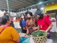 Sambut Hari Suci Saraswati, Ketua TP PKK Denpasar Tinjau Bazzar Pangan Bazzar Pangan