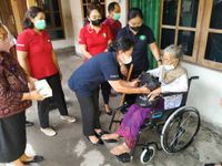 Kunjungi Lansia, Ketua K3S Serahkan Kursi Roda dan Sarana Prokes Lansia
