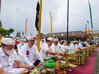 Bupati Bangli Dampingi Wagub Cok Ace Ngaturang Bhakti Pepranian dan Penyineban di Pura Ulun Danu Batur Pura Ulun Danu Batur