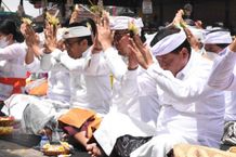 Jajaran Pemkot Denpasar Ngaturang Bhakti Penganyar Karya Pujawali Ngusaba Kedasa di Pura Ulun Danu Batur Pura Ulun Danu Batur