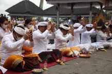 Pemkot Denpasar Ngaturang Bhakti Penganyar di Pura Agung Besakih, Wali Kota Jaya Negara Ngayah Topeng Wali Pura Besakih