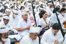 Bupati Tamba Pimpin Bhakti Pengayar Pemkab Jembrana di Pura Ulun Danu Batur Pura Ulun Danu Batur