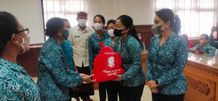 Sagung Antari Jaya Negara Serahkan Bantuan Sembako Kepada Kader PKK se-Kota Denpasar PKK