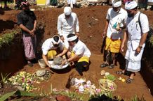 Bupati Giri Prasta Hadiri Upacara Mendem Dasar di Pura Dalem Desa Adat Batunya Baturiti