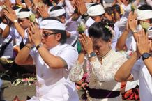 Bupati Giri Prasta Sembahyang Bersama Para Pemedek di Pura Penataran Pucak Antap Sai Bon Pura Penataran Pucak Antap Sai Bon