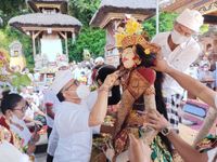 Jaya Negara Hadiri Prosesi Munggel Pelawatan Ratu Ngurah Agung Desa Adat Tembawu Ratu Ngurah Agung