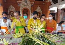 Ny. Sagung Antari Jaya Negara Buka Pelatihan Membuat Banten Otonan Banten Oton
