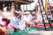 Karya Bhakti Tawur Tabuh Gentuh, Pemkab Buleleng lakukan Persembahnyang di Pura Ulun Danu Batur Bangli Pura Batur