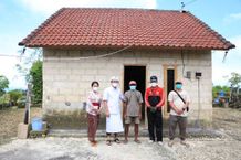 Bupati Suwirta Serahkan Bedah Rumah dengan Dana Oprasionalnya di Nusa Penida Bedah Rumah