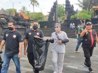 Flobamora Tabanan Gelar Bersih-bersih di Pura Tanah Lot Flobamora