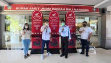 Astra Motor Bali Serahkan Charging Station Untuk Rumah Sakit Bali Mandara Charging HP