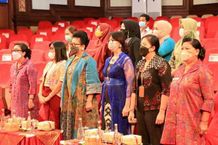 Putri Koster Hadiri The Great Fashion Show of IWAPI Bali Fashion Show