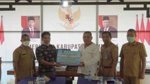 Bupati Tamba Serahkan Dana Talangan Gabah Petani Beli Gabah