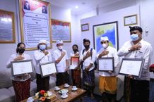 Bupati Suwirta Apresiasi Prestasi Ni Kadek Sinta Peraih Juara I Lomba Nyurat Aksara Bali Aksara Bali