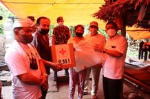 Wabup Sutjidra Serahkan Bantuan Kepada Korban Kebakaran Kebakaran