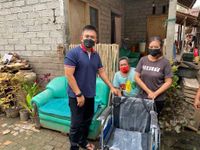 Lumpuh Akibat Kecelakaan Kerja, Adi Sujoko Dapat Bantuan Kursi Roda dari Wabup Ipat Kursi Roda dari Wabup Ipat