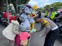 Kasat Lantas Polres Tabanan Bagikan Helm & Masker, Edukasi Masyarakat Agar Tertib Berlalulintas Porles Tabanan
