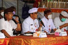 Hadiri Ngaben Masal Desa Adat Palian, Bupati Tabanan Puji Konsep Gotong Royong Warga Ngaben Massal