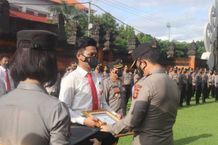 Kapolda Bali Beri Penghargaan Kepada Personel yang Berprestasi Polisi Berprestasi
