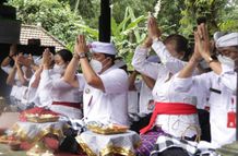 Mohon Kerahayuan Jagat, Bupati Tabanan Sembahyang di Padmasana Kantor Bupati dan Luhur Batukau Bupati Tabanan