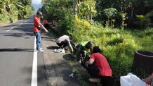 Babinsa Desa Wangaya Gede Berbaur dengan Masyarakat Bersihkan Sampah Plastik Sampah