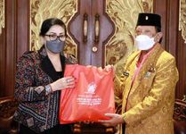 Ketua TP PKK Bali Serahkan Bantuan Paket Sembako Sembako